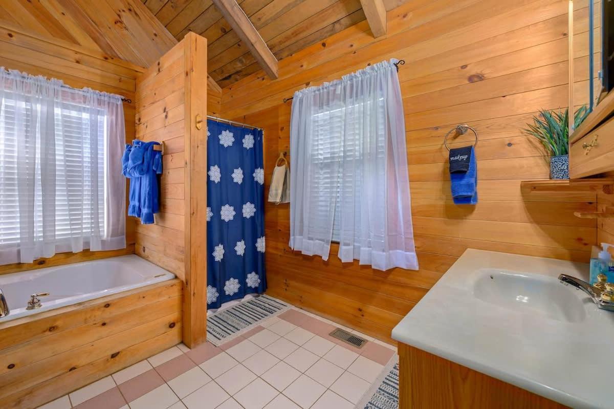 Beautiful View! Log Cabin,Fireplace,Hot Tub,Arcade,Pool,Fishing Sevierville Zewnętrze zdjęcie