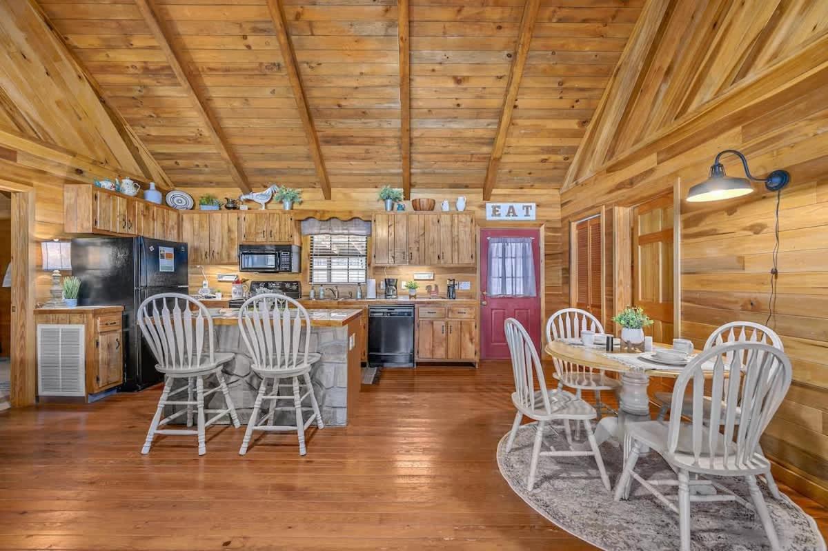 Beautiful View! Log Cabin,Fireplace,Hot Tub,Arcade,Pool,Fishing Sevierville Zewnętrze zdjęcie