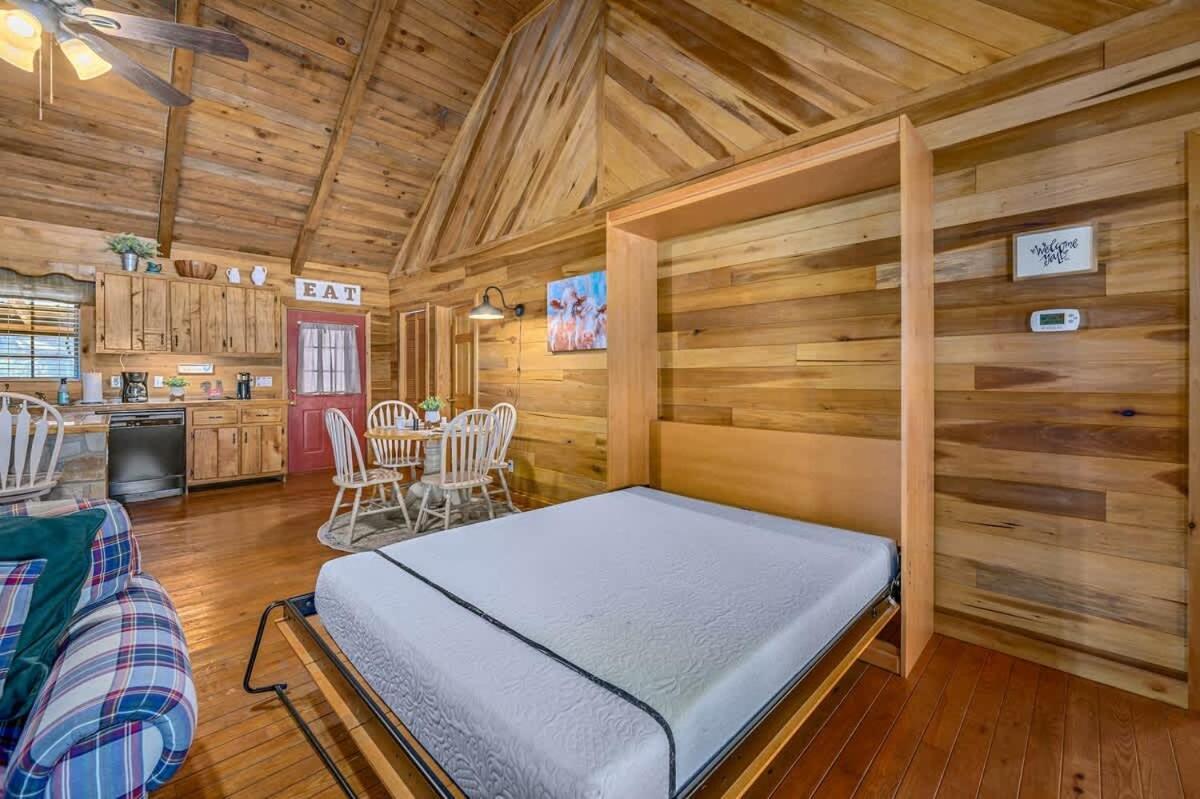 Beautiful View! Log Cabin,Fireplace,Hot Tub,Arcade,Pool,Fishing Sevierville Zewnętrze zdjęcie