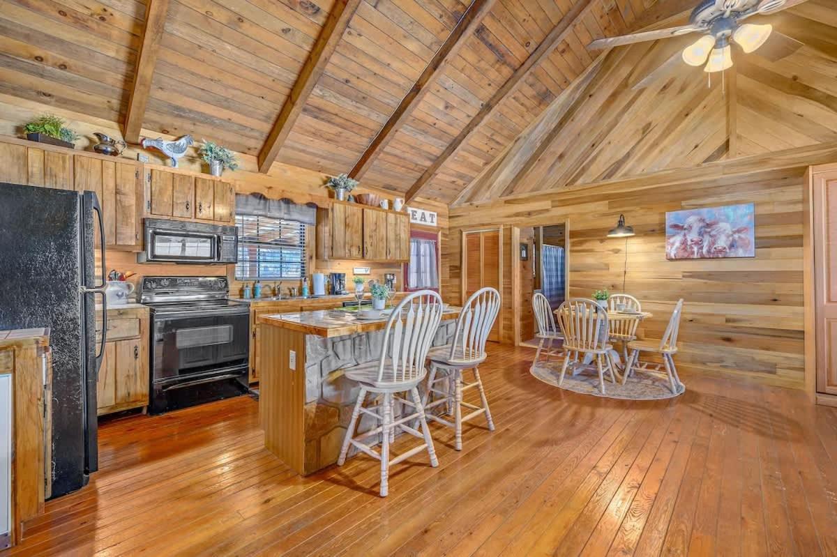 Beautiful View! Log Cabin,Fireplace,Hot Tub,Arcade,Pool,Fishing Sevierville Zewnętrze zdjęcie