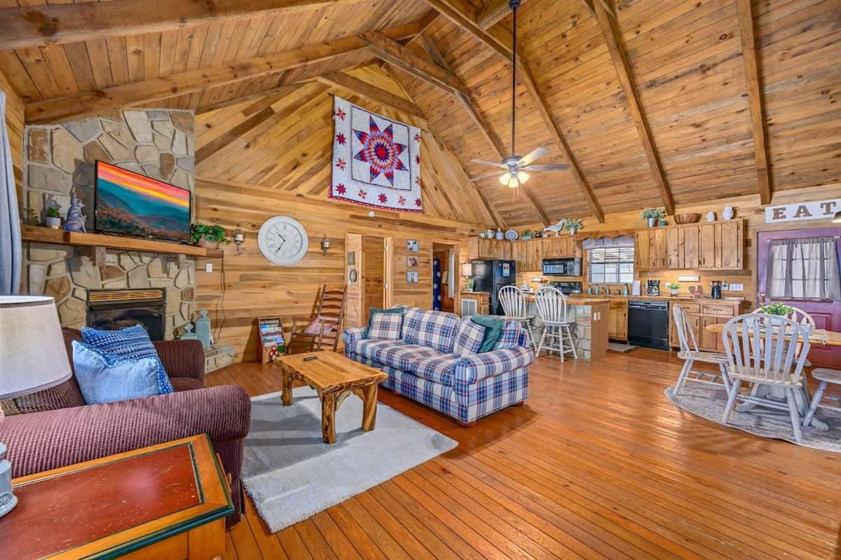 Beautiful View! Log Cabin,Fireplace,Hot Tub,Arcade,Pool,Fishing Sevierville Zewnętrze zdjęcie